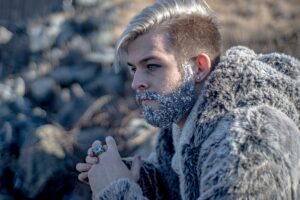 Paillettes biodégradables dans la barbe